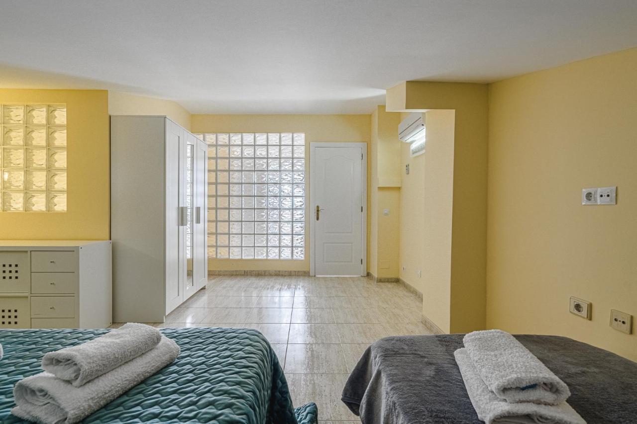 Red Large Family Apartment, Three Floors, 10 Guests Costa Adeje  Extérieur photo